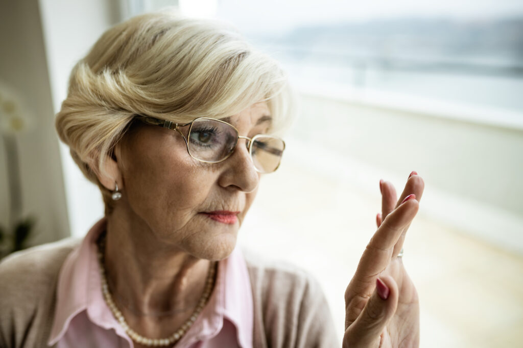 Gedächtnisabbau im Alter verläuft nicht linear. Große Langzeitdaten zeigen, wann er sich beschleunigt und wie Hirnveränderungen die Erinnerung beeinflussen.