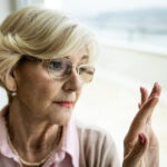 Gedächtnisabbau im Alter verläuft nicht linear. Große Langzeitdaten zeigen, wann er sich beschleunigt und wie Hirnveränderungen die Erinnerung beeinflussen.