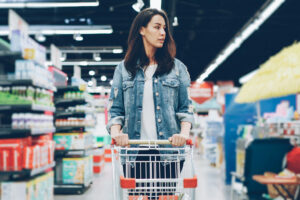 Frau geht einkaufen im Supermarkt