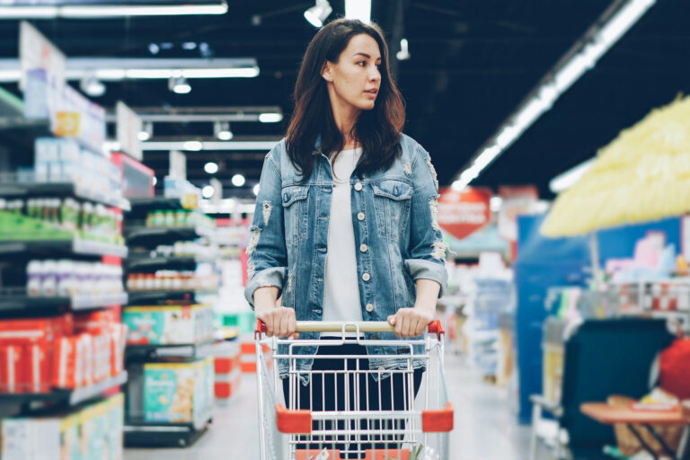 Frau geht einkaufen im Supermarkt