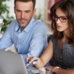 Mann und Frau im Büro