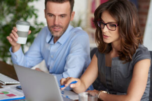 Mann und Frau im Büro