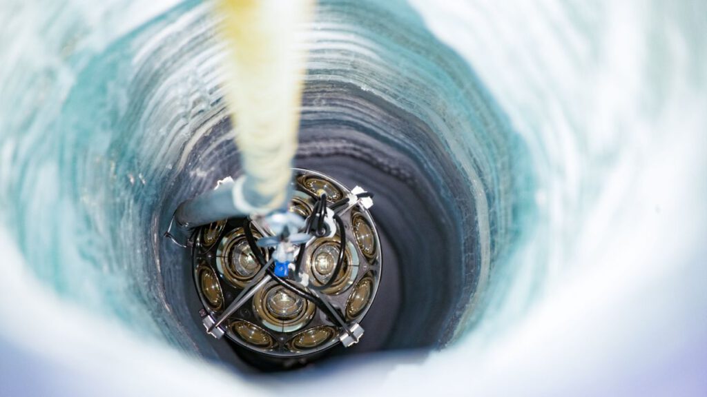 IceCube erweitert seinen Neutrino-Detektor um 650 Sensoren und misst nun auch schwächere Signale aus Sternexplosionen.