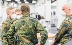 Erste Impfung im COVID-19-Impfzentrum in Halle 4 der Kölnmesse