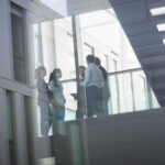 Soziales Engagement stärkt Vertrauen nur, wenn Unternehmen eigene Vorteile offenlegen. Eine Studie erklärt, warum Schweigen misstrauisch macht.