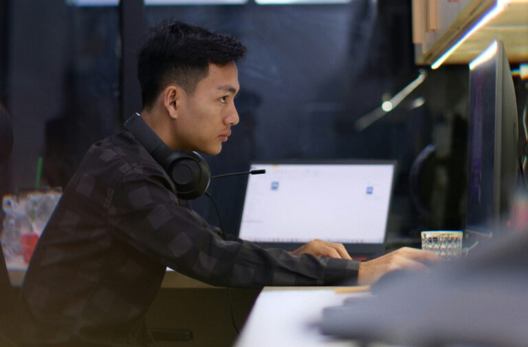 Junger Chinese mit Laptop