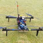 Die Drohne trägt Feinstaubsensoren, ein Mikro-Aethalometer für Ruß und Wetterfühler – so misst sie Schadstoffe und Bedingungen zugleich.