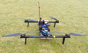 Die Drohne trägt Feinstaubsensoren, ein Mikro-Aethalometer für Ruß und Wetterfühler – so misst sie Schadstoffe und Bedingungen zugleich.