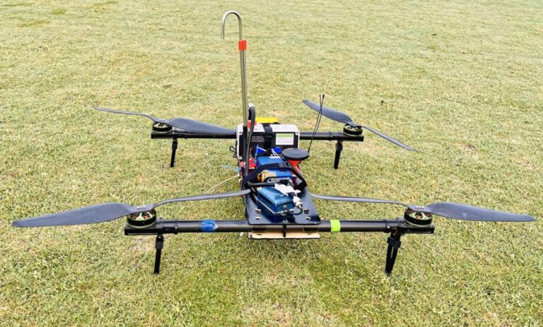 Die Drohne trägt Feinstaubsensoren, ein Mikro-Aethalometer für Ruß und Wetterfühler – so misst sie Schadstoffe und Bedingungen zugleich.