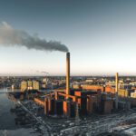 CO₂ strömt aus den Schloten – und wird in der Forschung zum Rohstoff. Neue Verfahren zeigen, wie Industrieabgase mithilfe von Sonnenlicht nutzbar werden.