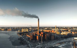 CO₂ strömt aus den Schloten – und wird in der Forschung zum Rohstoff. Neue Verfahren zeigen, wie Industrieabgase mithilfe von Sonnenlicht nutzbar werden.