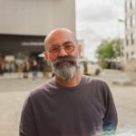 Mann blickt in die Kamera