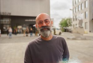 Mann blickt in die Kamera