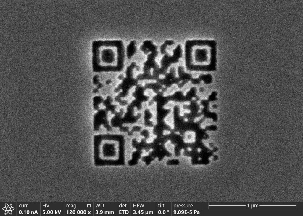 Der kleinste QR-Code der Welt ist nur 1,98 Quadratmikrometer groß und wurde in eine keramische Dünnschicht gefräst. © TU Wien