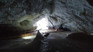 Die Scărișoara-Eishöhle in Rumänien