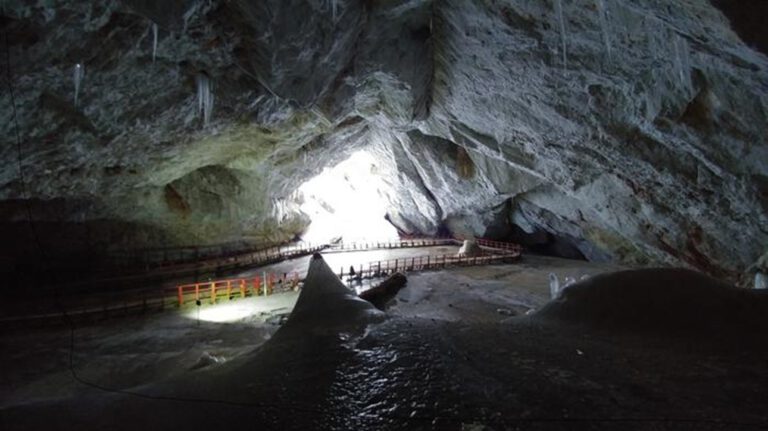Die Scărișoara-Eishöhle in Rumänien