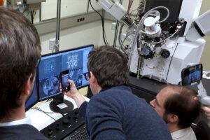 Das Team der TU Wien und von Cerabyte beim offiziell bestätigten Weltrekordversuch des kleinsten QR-Codes der Welt.