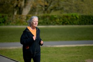 Ältere Frau joggt im Park