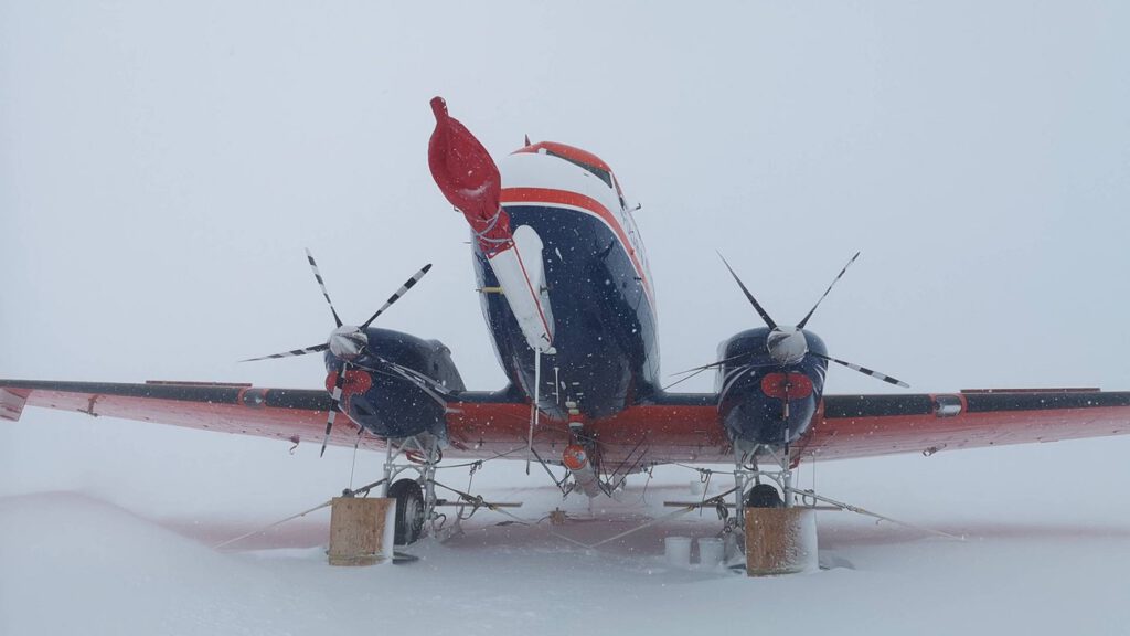 Die Schleppsonde „T-Bird“ hängt an einem 60 Meter langen Kabel hinter dem Forschungsflugzeug und misst eigenständig Aerosole in der Außenluft. © Alfred-Wegener-Institut / Philipp Joppe, MPI für Chemie