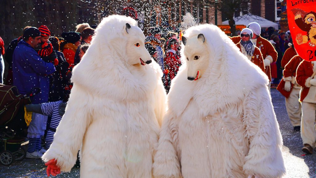 Zwei Menschen, die sich als Eisbären verkleidet haben