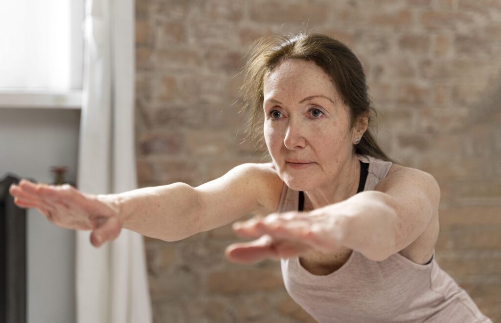 Ältere Frau trainiert