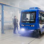 Das autonome Shuttle der Forscher, höher als ein gewöhnliches Auto, in blauer Farbe.