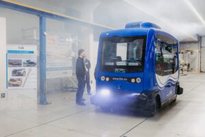 Das autonome Shuttle der Forscher, höher als ein gewöhnliches Auto, in blauer Farbe.