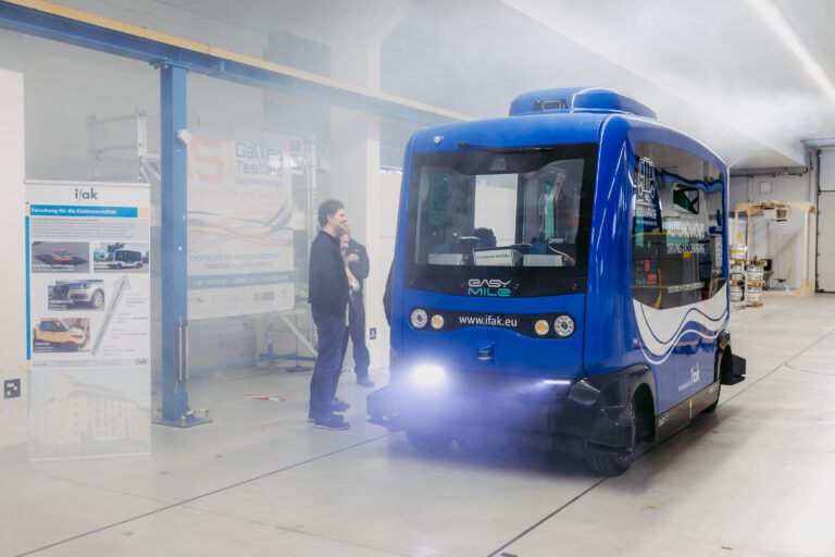 Das autonome Shuttle der Forscher, höher als ein gewöhnliches Auto, in blauer Farbe.