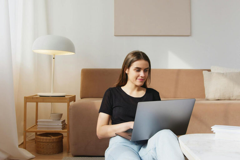 Eine Frau sitzt vor einem Laptop