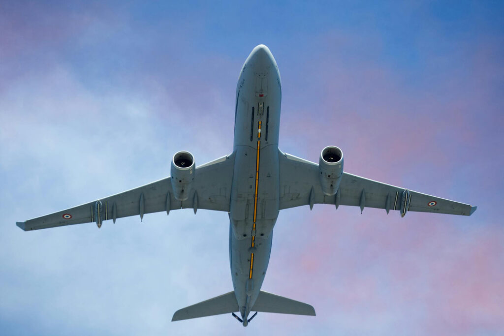 Flugzeug in der Luft, von unten fotografiert