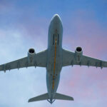 Flugzeug in der Luft, von unten fotografiert