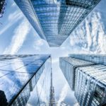 Hochhäuser mit Glasfront aus der Froschperspektive-