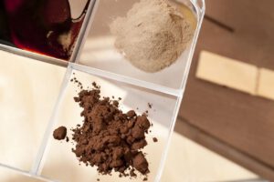 Der bernsteinfarbene Werkstoff vereint Eigenschaften, die lange als unvereinbar galten: Er lässt sich wie Glas formen und bleibt zugleich stoßfest wie Kunststoff.