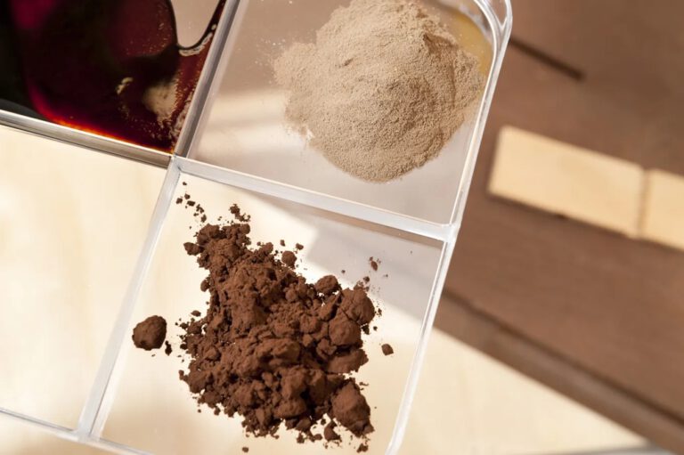 Der bernsteinfarbene Werkstoff vereint Eigenschaften, die lange als unvereinbar galten: Er lässt sich wie Glas formen und bleibt zugleich stoßfest wie Kunststoff.