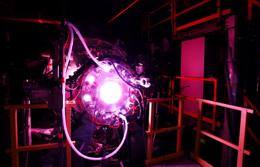 „Polaris“ ist die erste privat finanzierte Fusionsanlage, die mit Deuterium-Tritium-Brennstoff betrieben wurde – und erreichte dabei einen Rekordwert von 150 Millionen Grad Celsius im Plasma.