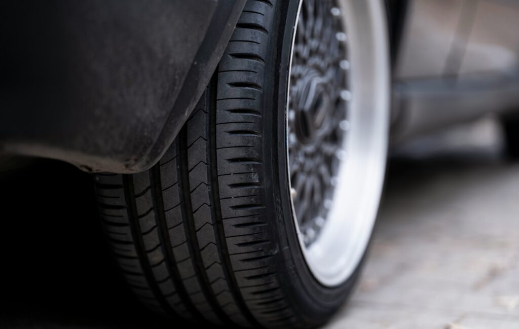 Nahaufnahme eines Autoreifens