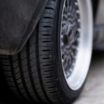 Nahaufnahme eines Autoreifens