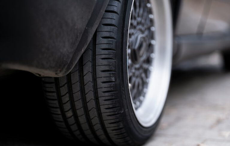 Nahaufnahme eines Autoreifens