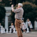 Älterer Mann auf der Straße