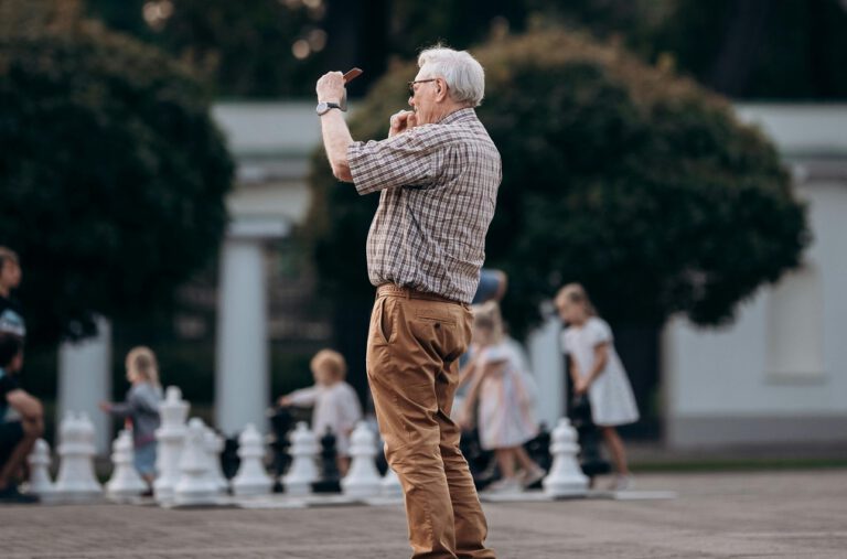 Älterer Mann auf der Straße