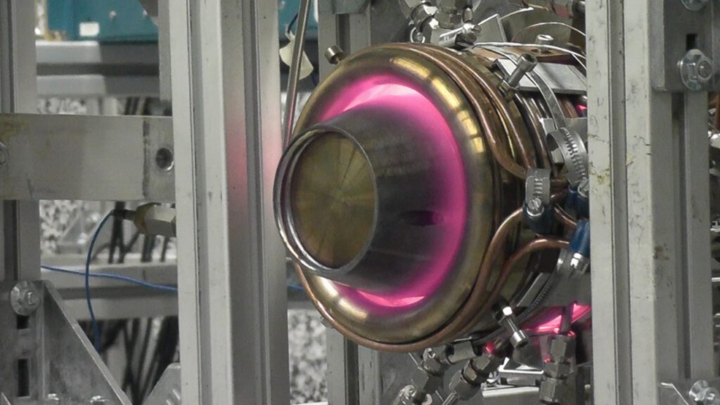 Die kompressorlose Wasserstoff-Gasturbine des KIT lief über fünf Minuten stabil und übertraf damit den bisherigen NASA-Rekord deutlich. © Joachim Grune, KIT