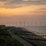 Windkraftanlagen bei Sonnenuntergang entlang der Küste von York