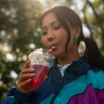 Teenager mit Softdrink