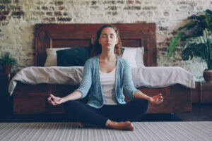 Frau meditiert