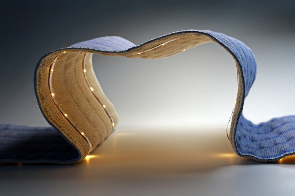 Mehrlagiges Flachsfasergewebe trägt, formt und polstert die Sitzfläche.