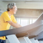 Älterer asiatischer Mann auf dem Laufband