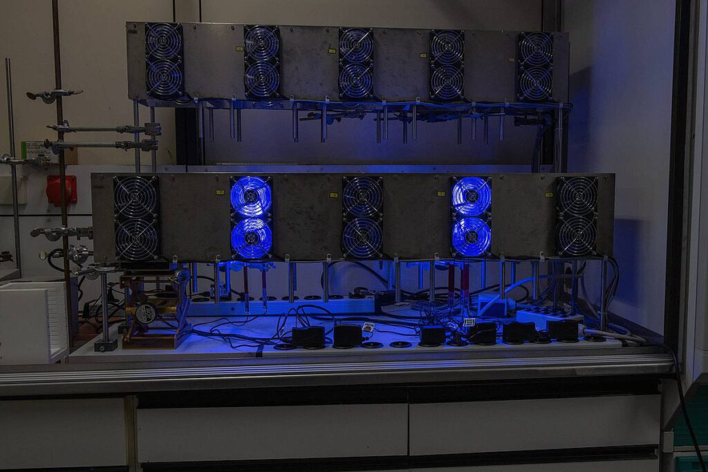 Blaue LED-Lichter treiben im Photokatalyse-Reaktor die Reaktion an: Hier wird das Polymer mit Licht aufgeladen, bevor später daraus Wasserstoff entsteht. © Elvira Eberhardt / Uni Ulm