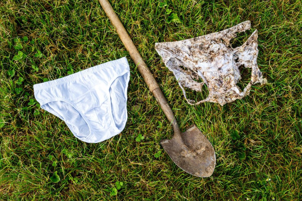 Nach zwei Monaten im Boden ist von der Baumwoll-Unterhose deutlich weniger übrig: Bodenorganismen haben große Teile des Stoffes zersetzt. © Nicolas Zonvi
