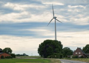 Windräder lösen vielerorts Sorgen aus: Eine Studie findet jedoch keine messbaren Hinweise auf Gesundheitsschäden in typischer Wohnortnähe.
