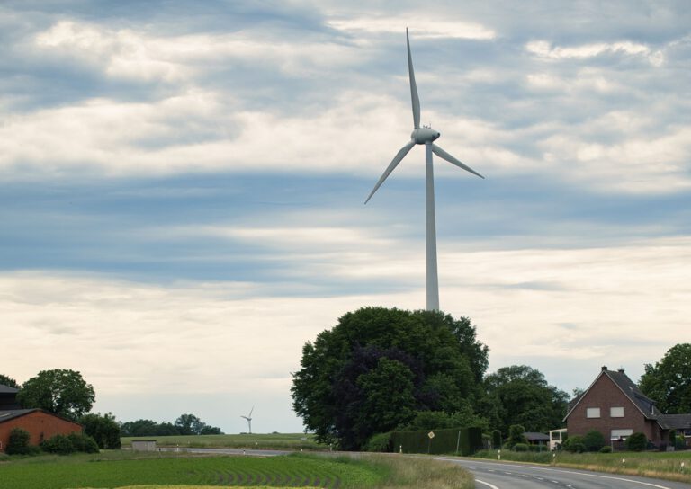 Windräder lösen vielerorts Sorgen aus: Eine Studie findet jedoch keine messbaren Hinweise auf Gesundheitsschäden in typischer Wohnortnähe.